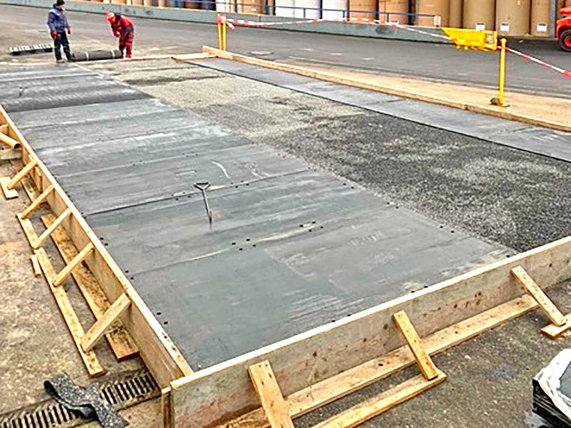 Schutz einer frisch asphaltierten Fläche durch Lastverteilungsplatten von Securatek