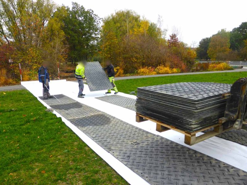 Fahrplatten als mobile Baustraße im Rohrleitungsbau in Giessen