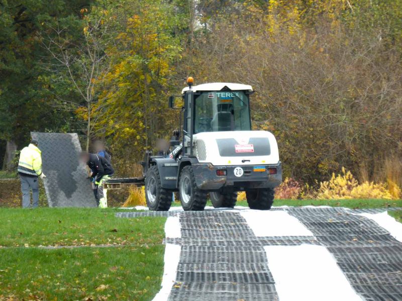 Fahrplatten als mobile Baustraße im Rohrleitungsbau in Giessen