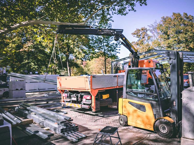 Lastverteilende Bodenschutzplatten als tragfähiger Unterboden zur Errichtung einer temporär genutzten Stahlhalle als Eventzelt
