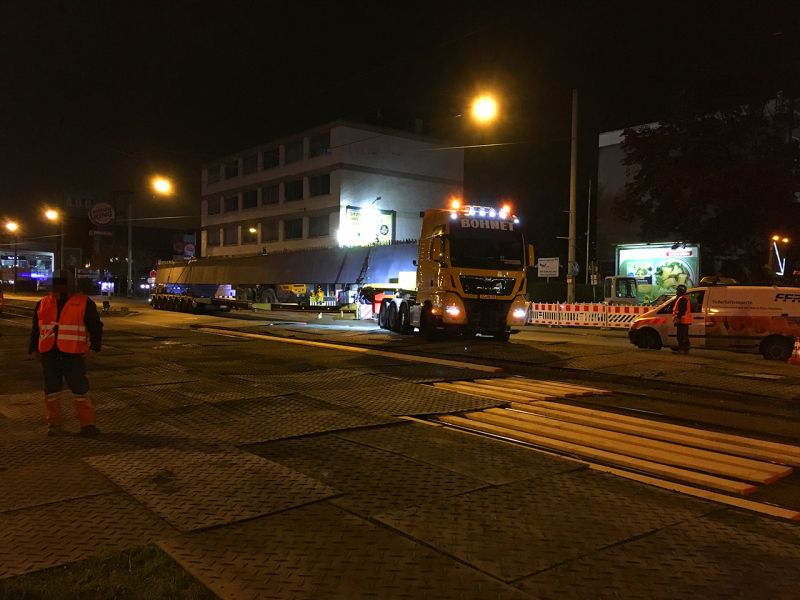 Zu schwer gibt´s nicht – s:tek 48 Bodenschutzplatten als Schutz des Untergrunds bei einem Schwertransport