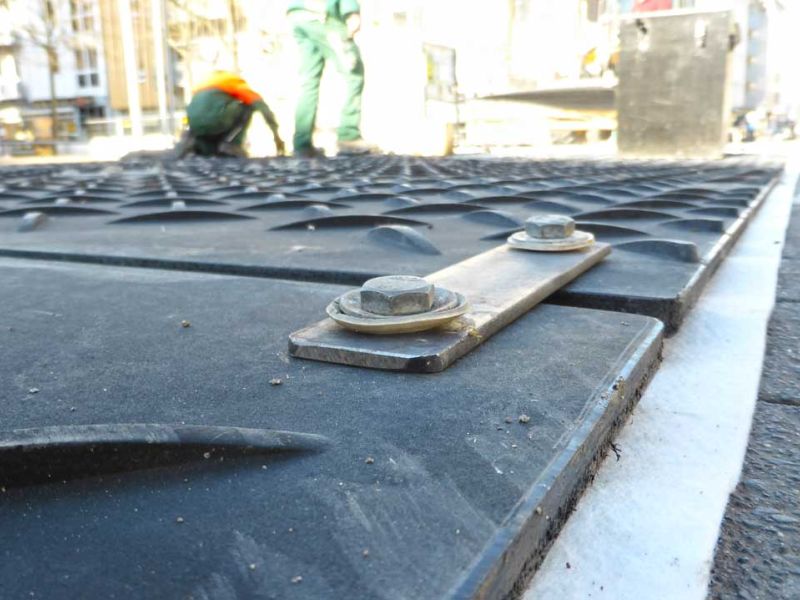 Mobile Baustraße als Pflasterschutz in der Fußgängerzone in Gießen