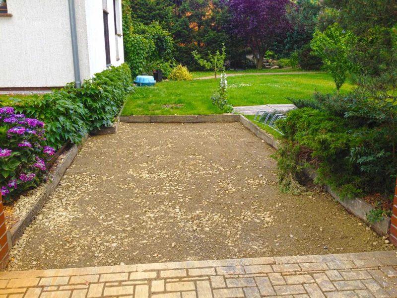 Verlegung des Kiesgitter KG30 zur unversiegelten Befestigung eines Hof