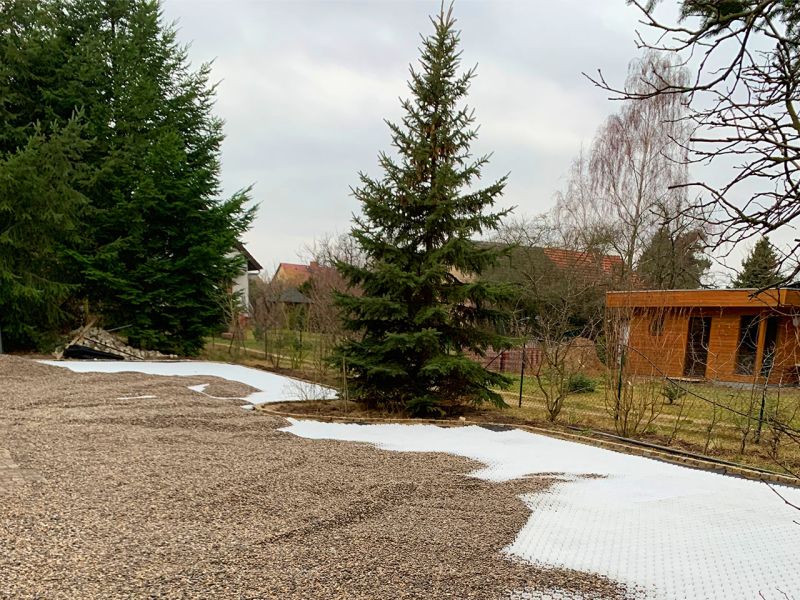 Effektvoller PKW-Abstellplatz im Vorgarten mit dem Kiesgitter KG30