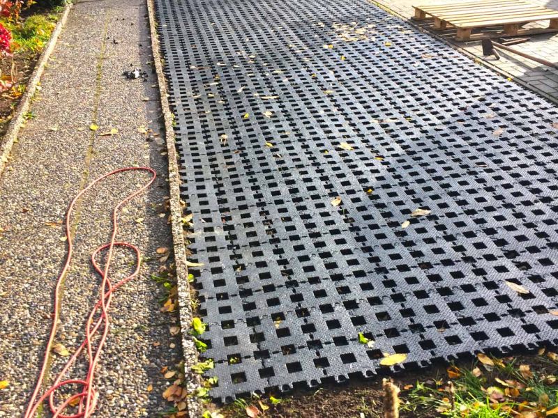 Umwandlung einer Pflanzfläche zu einem PKW Stellplatz aus Rasengittersteinen