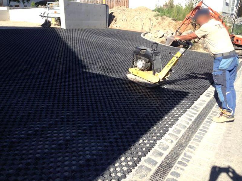 Verlegung des Ankergitter AG60 zur ökologischen und versiegelungsfreien Pflasterung einer Hofeinfahrt