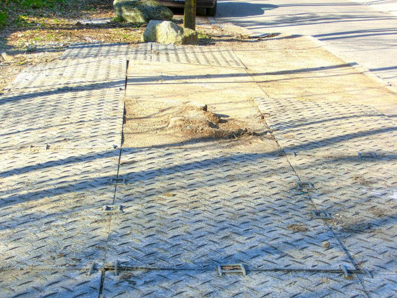 Arbeitsplattform aus Bodenschutzplatten zur Restauration einer Villa in Pullach