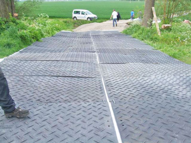 Mobile Baustraße für einen Freileitungsbau in UlmMobile Baustraße für einen Freileitungsbau in Ulm