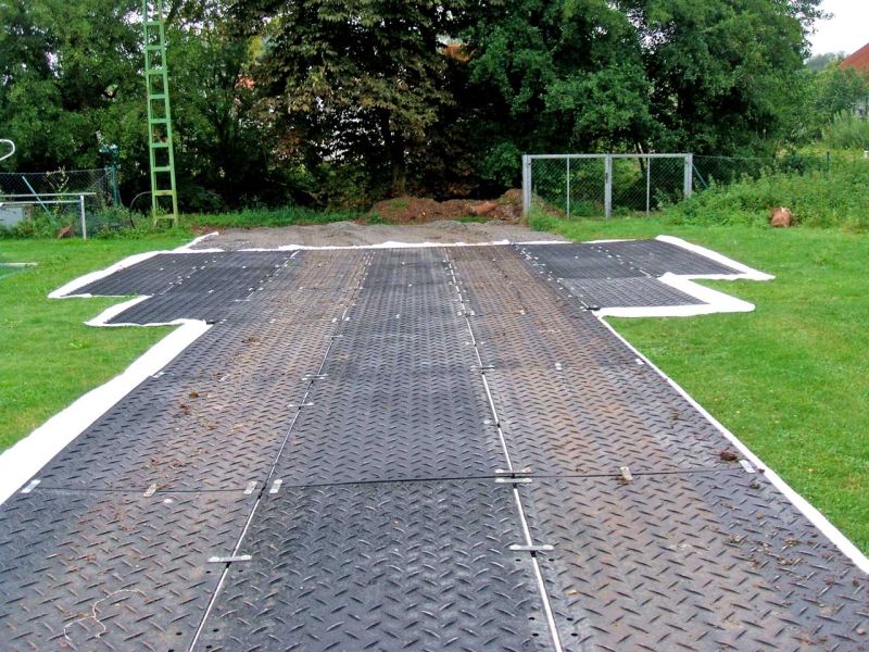 Mobile Baustraße zum Schutz des Rasen auf einem Sportplatz