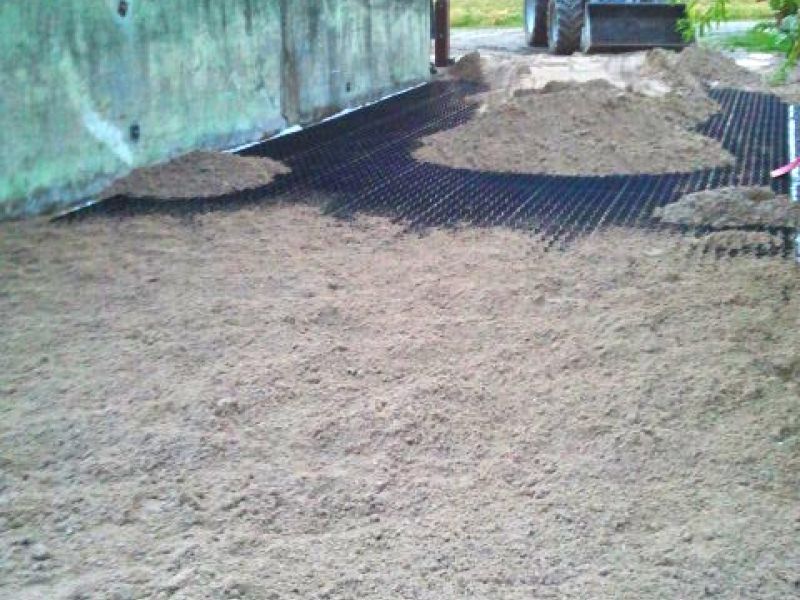 Verlegen des Bodengitter BG30 zur Bodenbefestigung vor einem Pferdestall