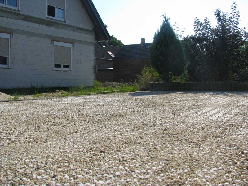 Verlegung des Kiesgitter KG30 zur unversiegelten Befestigung eines Hof