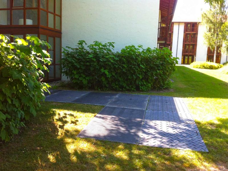 Fahrstraße und Arbeitsfläche zur Renovierung eines Gebäudes