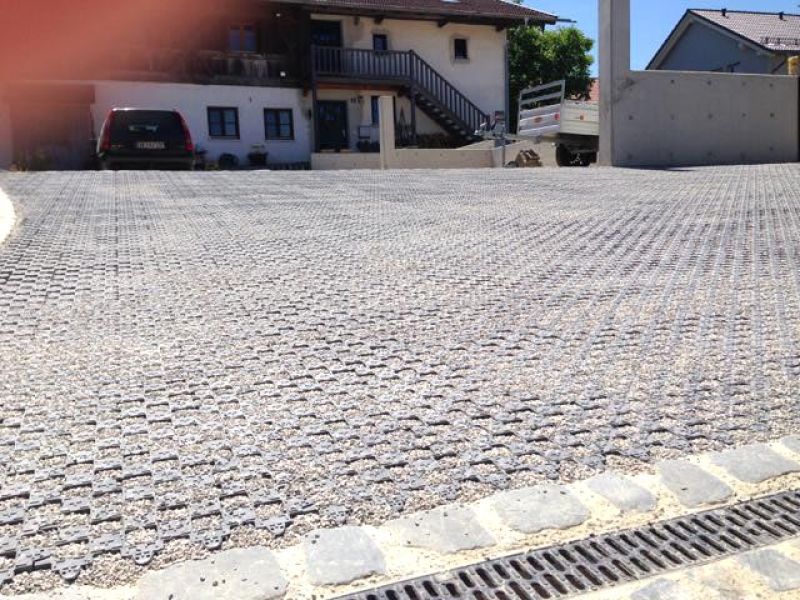 Verlegung des Ankergitter AG60 zur ökologischen und versiegelungsfreien Pflasterung einer Hofeinfahrt