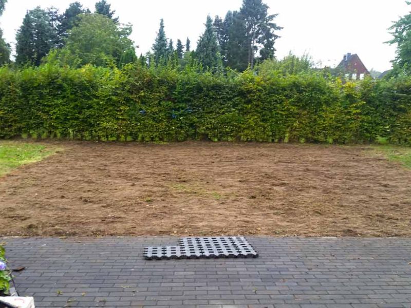 Parkplatzrasen mit dem Rasengitterstein RGS35 aus Kunststoff statt Schotterrasen