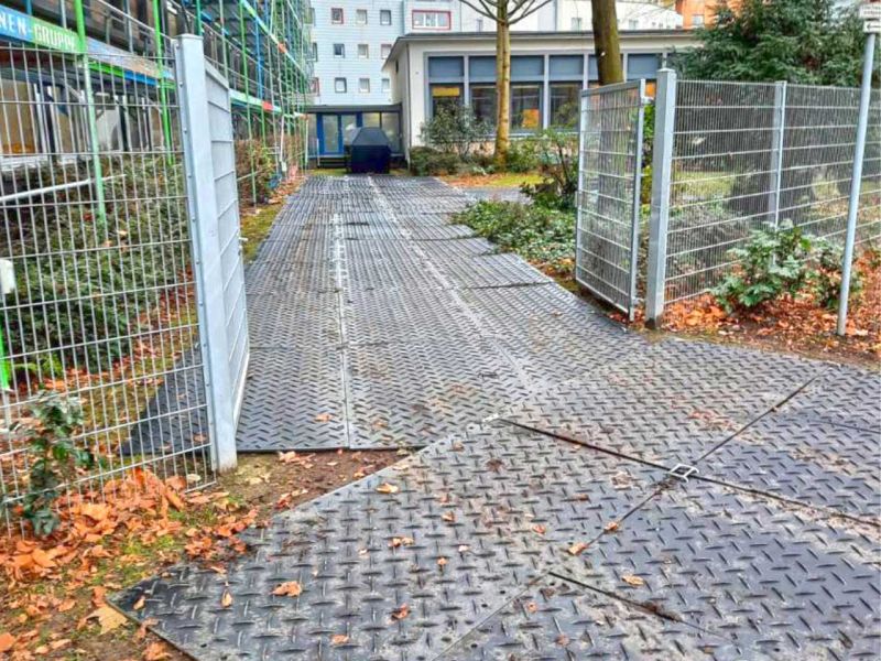 Fahrplatten als Baustellenzufahrt zur Errichtung eines Fassadengerüst. Gerüstbau in Langenfeld, Düsseldorf.