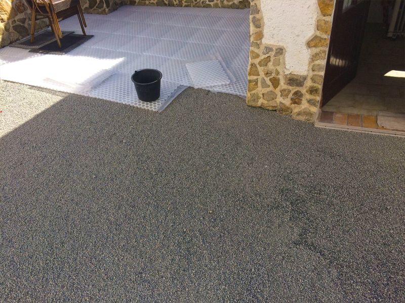 Begehbare Kiesfläche im Eingangsbereich eins Wohnhauses mit der Kieswaben KW30