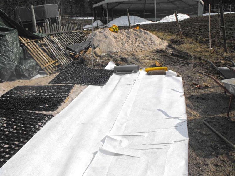 Verlegung des Bodengitter BG30 ohne Unterbau zur Herstellung eines Paddock