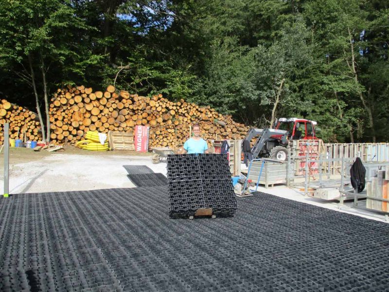 Verlegung von Paddockplatten für ein Paddock für Island-Pferde