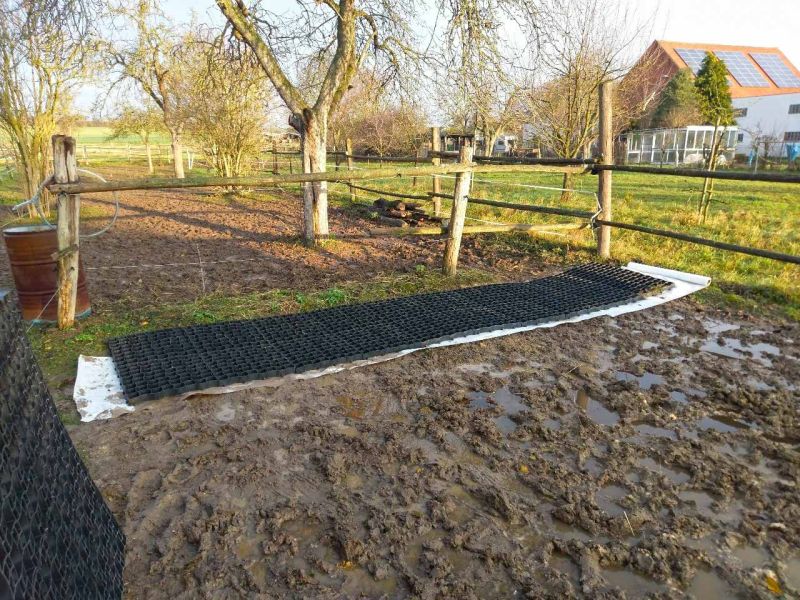 Matsch & Schlamm Ade. Das Paddock versinkt im Matsch, Pferde stehen im Schlamm. Das muss nicht sein, Bodengitter und Trennvlies von Securatek lösen das Problem!