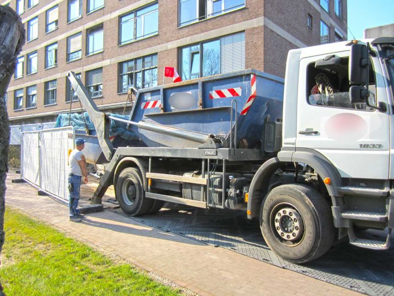 Fahrplatten als Pflasterschutz für eine temporäre LKW-Zufahrt