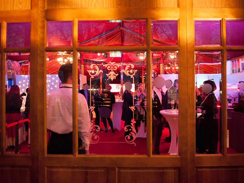 Fahrplatten zur Befestigung der Versorgungswege eines Festival