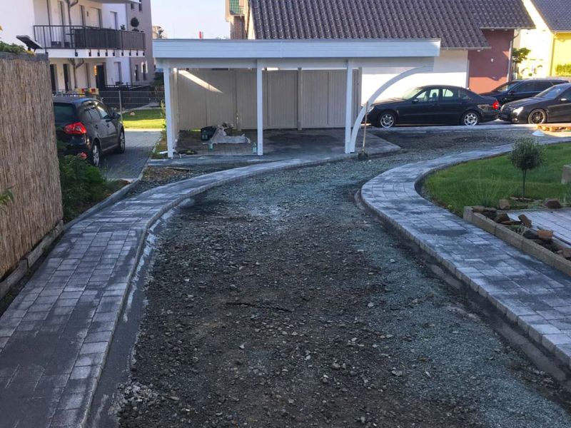 Schöne & befahrbare Kies-Einfahrt anstelle von Pflastersteinen mit den Kieswaben KW30 einfach, schnell und kostengünstig selbst anlegen.