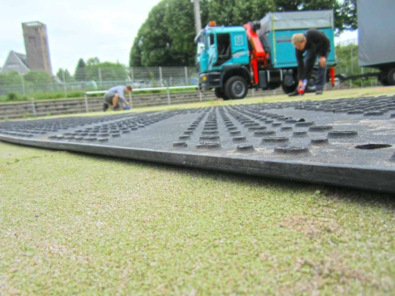Fahrplatten zum Schutz eines Kunstrasen-Fussballplatz