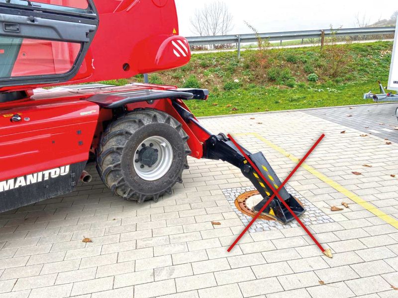 Negativbeispiel: Teleskop Radlader ohne Abstützplatten zur Lastverteilung auf eine Kanaldeckel / Schachtdeckel platziert