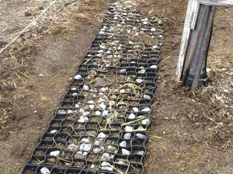 Bodengitter zur Befestigung des Fußweg zum Futterplatz & Unterstand für Pferde