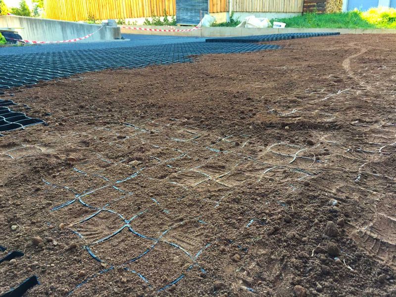 Begrünte Hofeinfahrt & Wohnwagen Stellplatz mit dem Bodengitter BG50 stabilisieren