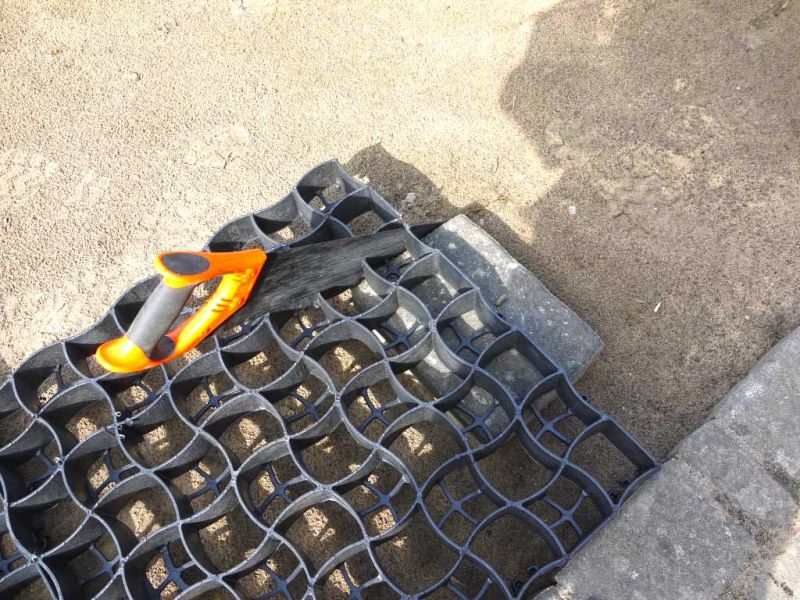 Verlegung des Bodengitter BG50 zur Herstellung eines begrünten PKW Stellplatz