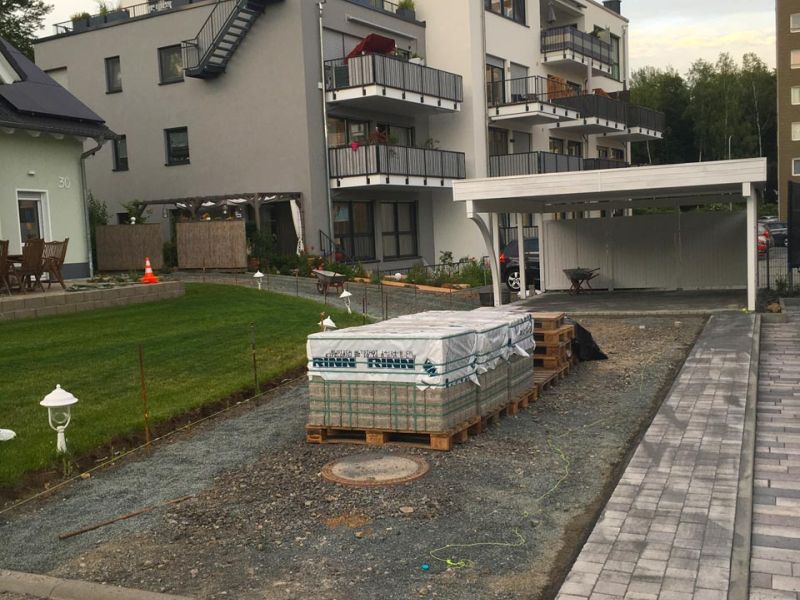 Schöne & befahrbare Kies-Einfahrt anstelle von Pflastersteinen mit den Kieswaben KW30 einfach, schnell und kostengünstig selbst anlegen.