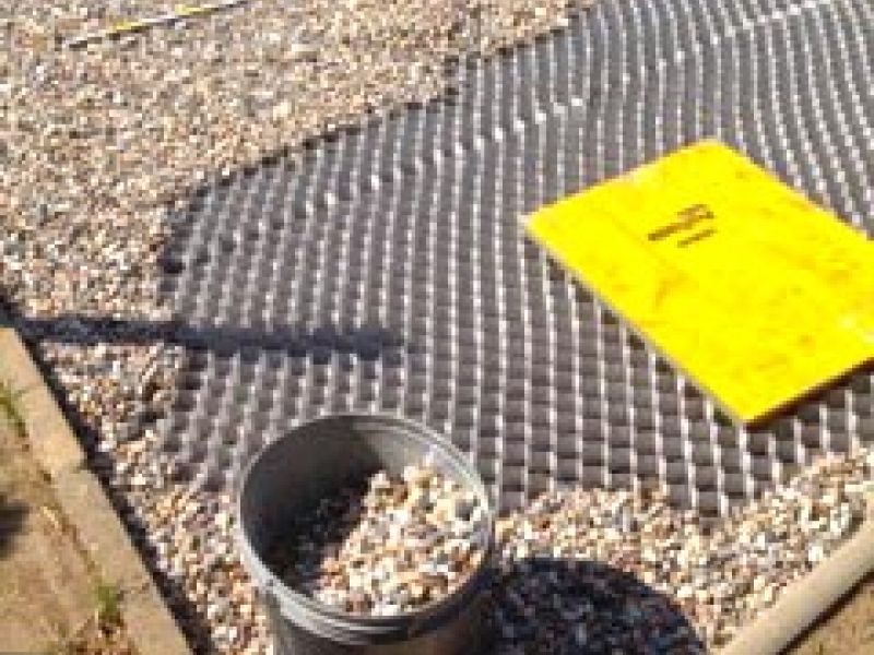 Verlegen der Kieswaben KW50 für eine neu angelegte Kies-Terrasse im Garten