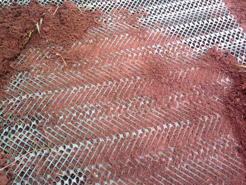 Rasennetz zum Rasenschutz für einen Offenstall und Auslauf eines Esel