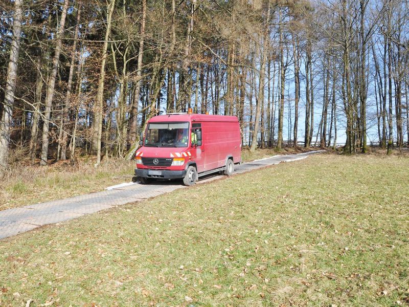 Mobile Baustraße Telekom-Baustelle Esselbach im Steigerwald mit der s:tek 48 Bodenschutzplatte