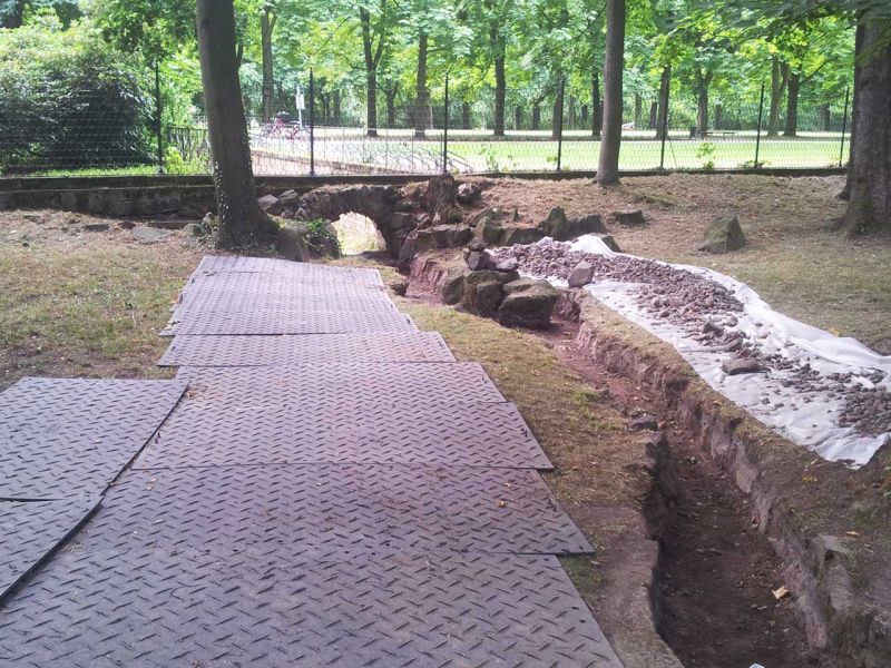 Mobile Baustrasse als temporäre Fahrstrasse für den Rohrleitungsbau in einem Waldgebiet