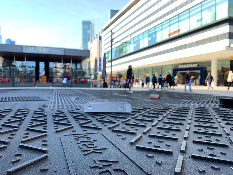 x:tek46 als Flächenschutz auf der Frankfurter Zeil. Man sieht das Profil im Detail. Im Hintergrund sieht man hohe Gebäude.