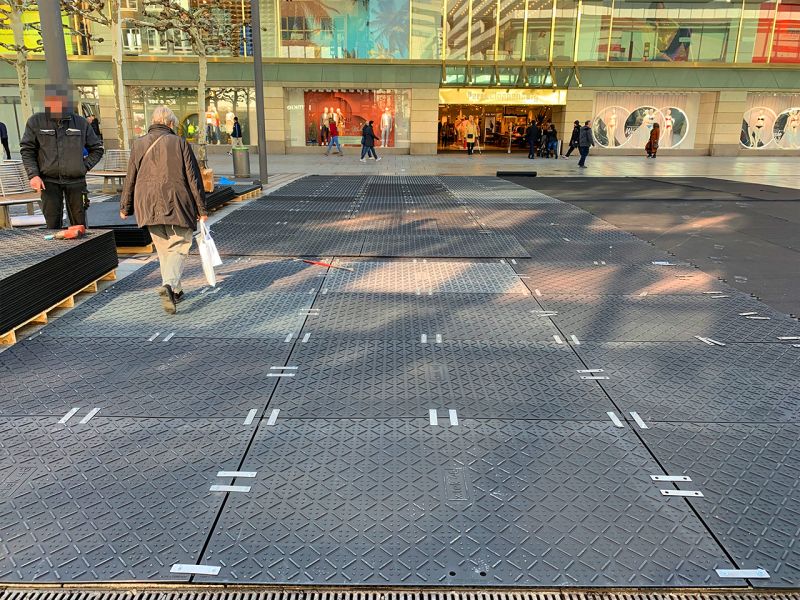 x:tek46 Fahrplatte aus Kunststoff wurde zum Pflasterschutz auf der Frankfurter Zeil verlegt.