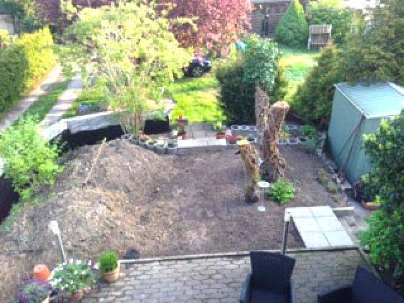 Verlegen der Kieswaben KW50 für eine neu angelegte Kies-Terrasse im Garten