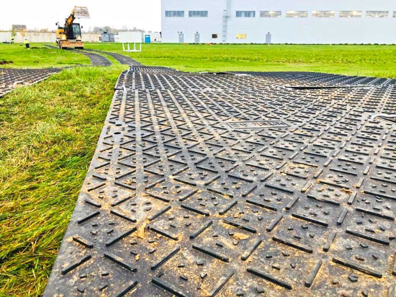 x:tek Hochleistungs Fahrplatten aus Kunststoff als Fahrbahnplatten bzw. Überfahrplatten als Rasenschutz bzw Flächenschutz für den Baustellenverkehr auf einer Wiese