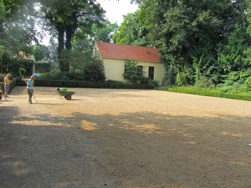 Rasennetz zur Rasenverstärkung eines Rasenparkplatz aus Rollrasen