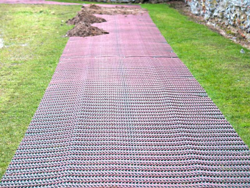 Rasenverstärkung mit dem Rasennetz RN1800 zur gelegentlichen PKW Befahrung