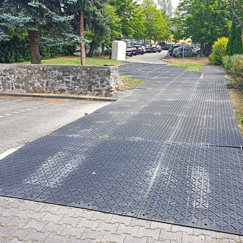 x:tek Fahrplatten aus Kunststoff mit beidseitiger Profilierung als Baustraße zum Bodenschutz und Flächenschutz und Pflasterschutz auf Baustellen.