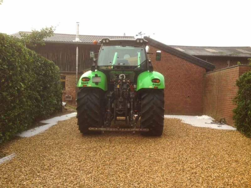 Kiesstabilisierung eines Hof und Einfahrt mit dem Kiesgitter KG30