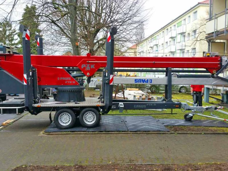 Kunststoff Fahrplatten als Bodenschutz für den Anhängerkran einer Zimmerei