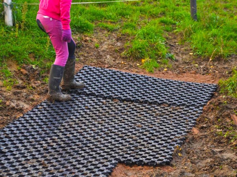 Befestigung eines steilen Weidezugang in Hanglage ohne Unterbau mit den Paddockplatten PP60