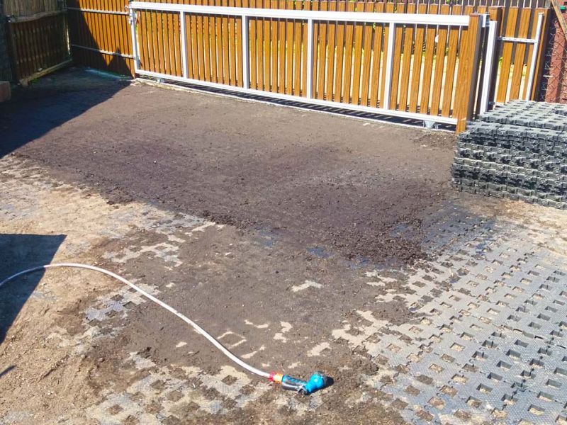 Sie möchten eine schöne & befestigte Rasenfläche als Stellplatz für ihr Wohnmobil? Kein Problem mit dem Rasengitterstein RGS35 aus Kunststoff von securatek!