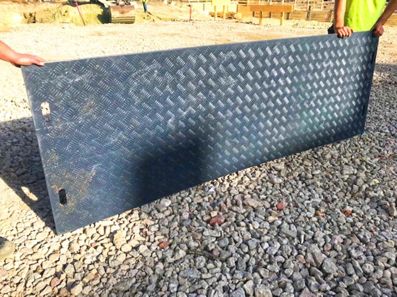 Temporäre Baustraße zur Überfahrt von Baustellenfahrzeugen in Wiesbaden mit den e:tek PRO Langen Fahrplatten