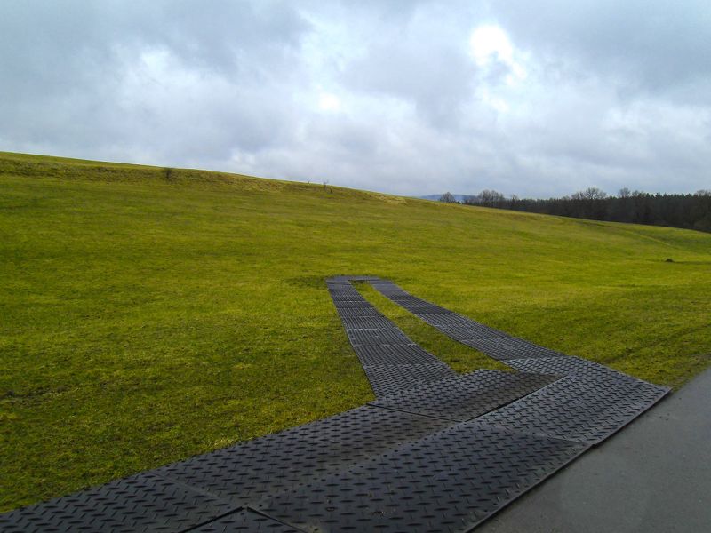s:tek 48 Hochleistungs-Bodenschutzplatte als Mobile Baustraße beim Rohrleitungsbau bei Creußen in Bayerns:tek 48 Hochleistungs-Bodenschutzplatte als Mobile Baustraße beim Rohrleitungsbau bei Creußen in Bayern