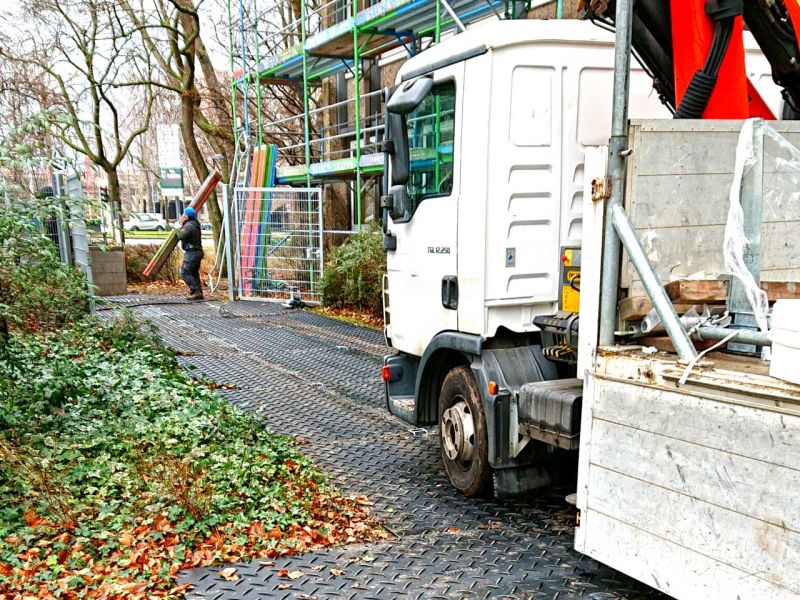 Fahrplatten als temporäre Baustellenzufahrt für den Gerüstbau und als alternative Feuerwehrzufahrt in Köln
